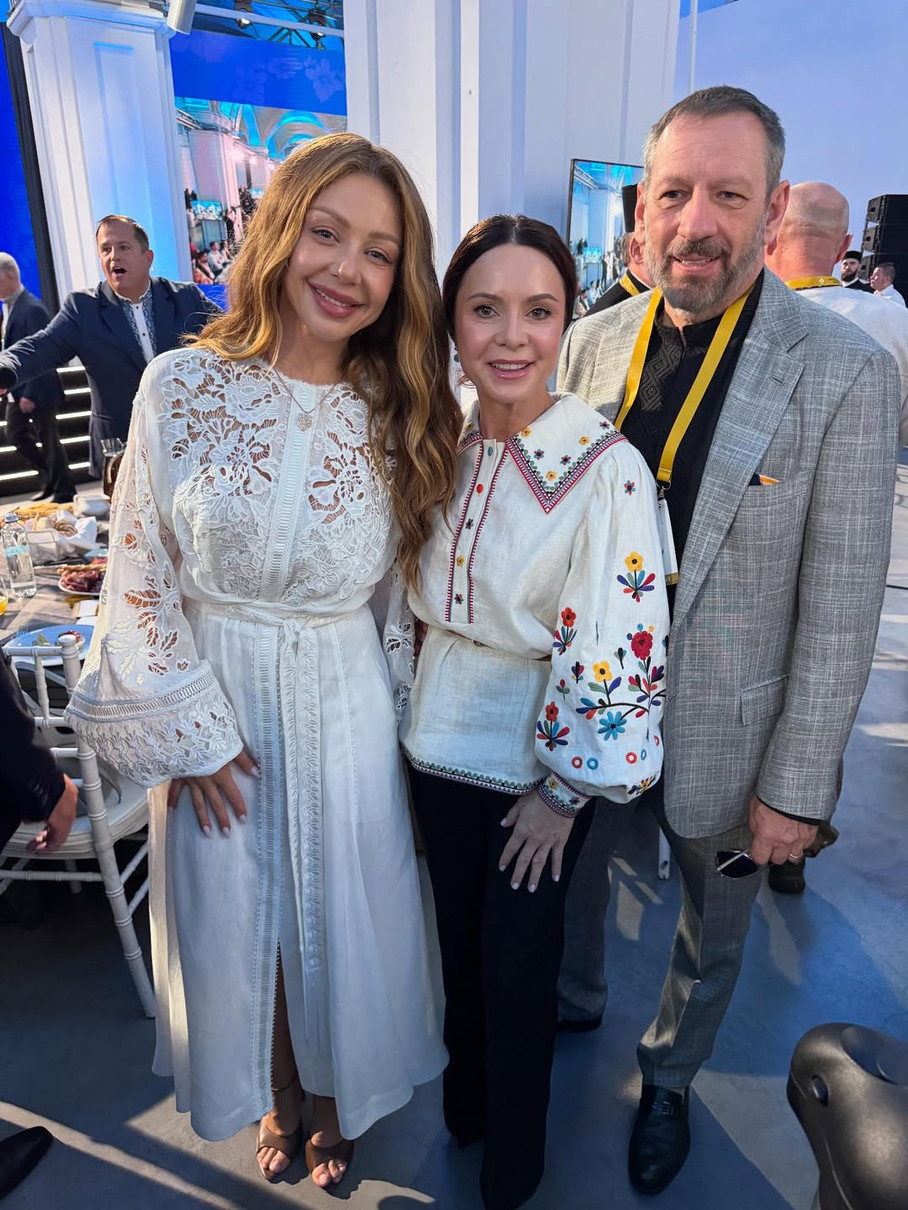 Лілія Подкопаєва у вишиванці зазнімкувалася з Тіною Кароль на молитовному сніданку