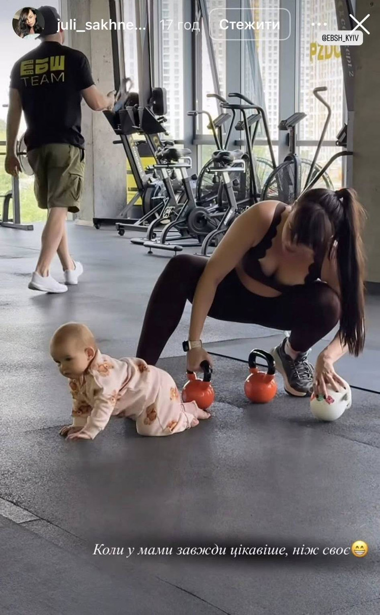 Марія вже впевнено повзає