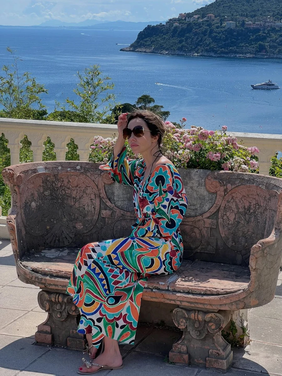 Катерина Кухар в яскравій сукні наробила фото на тлі моря