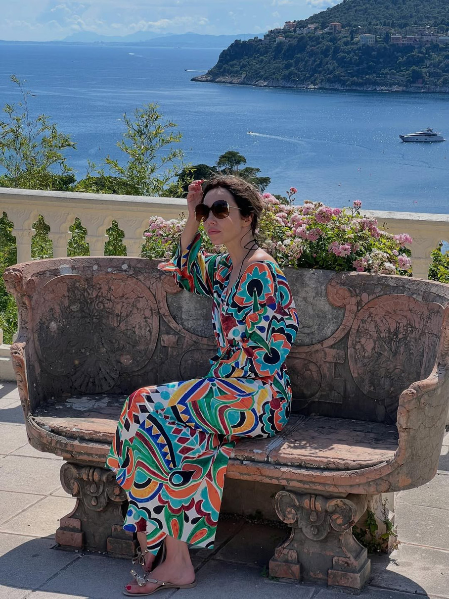 Катерина Кухар в яскравій сукні наробила фото на тлі моря