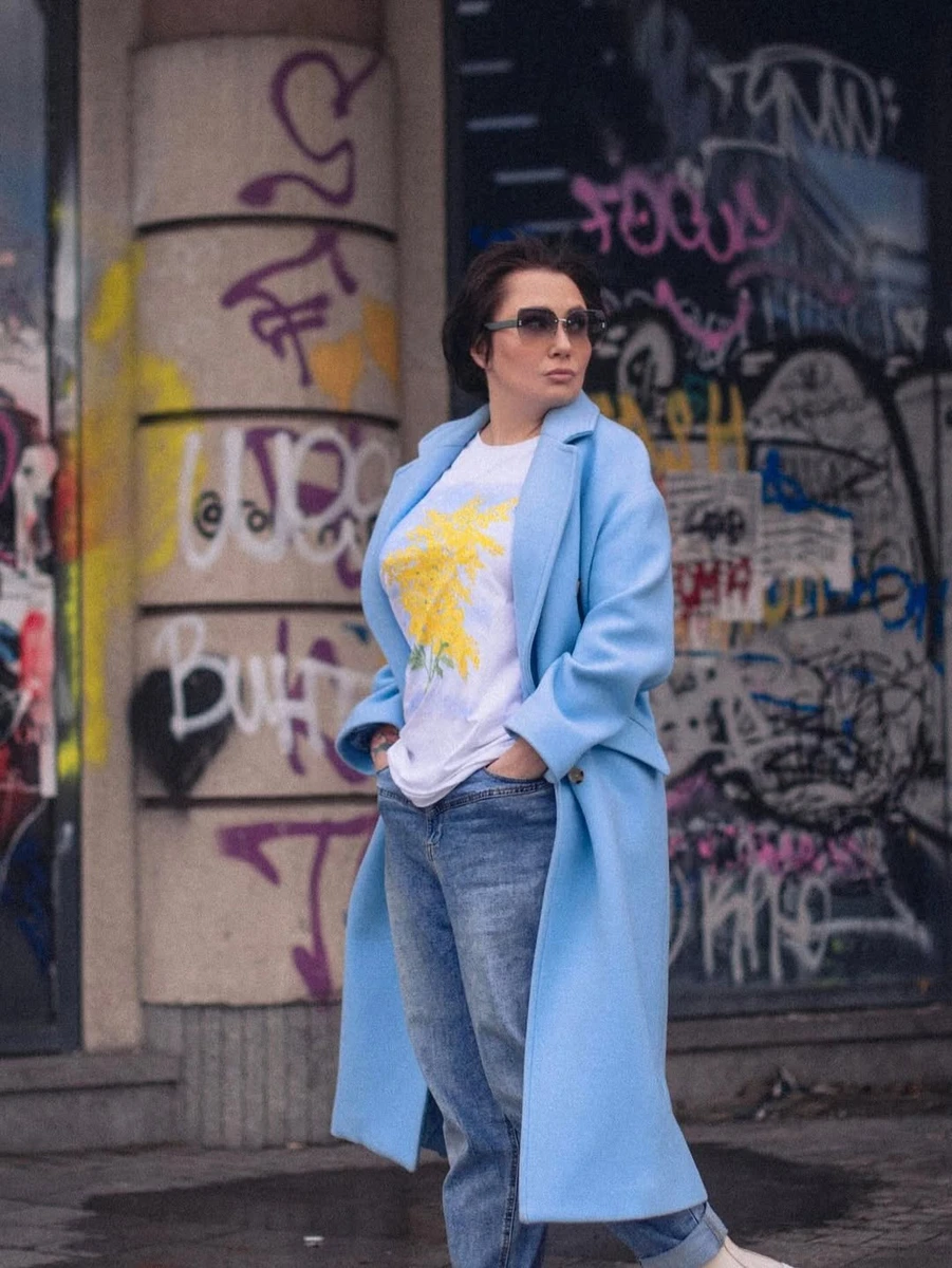 Олена Мозгова похвалилася футболкою з зображеною картиною дочки