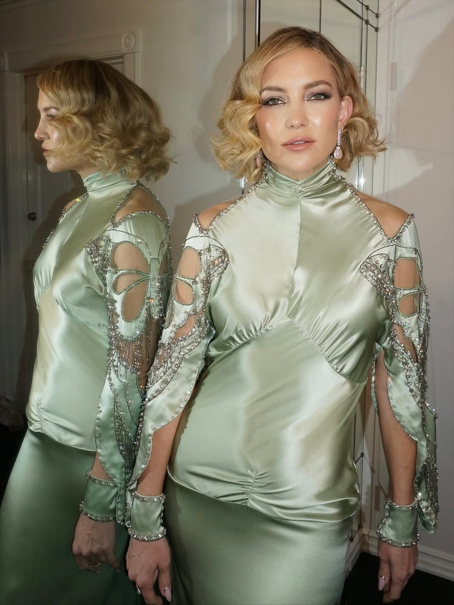 Кейт Хадсон у шовковій сукні похвалилася фігурою