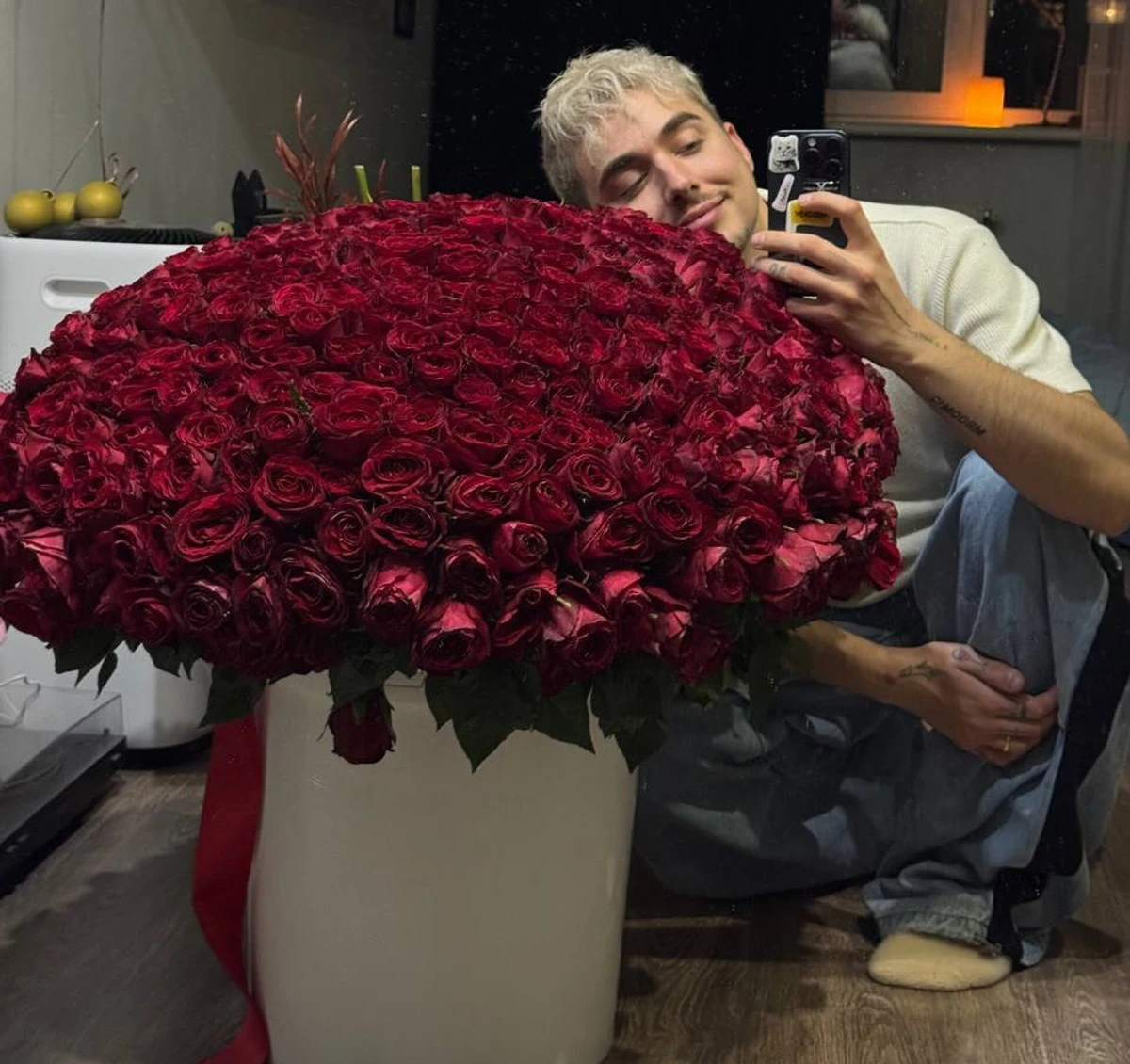 Melovin (Меловін) похвалився букетом, який йому подарував наречений