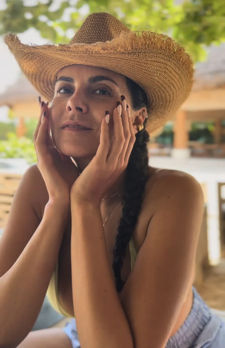 Настя Каменських у капелюсі в Мексиці