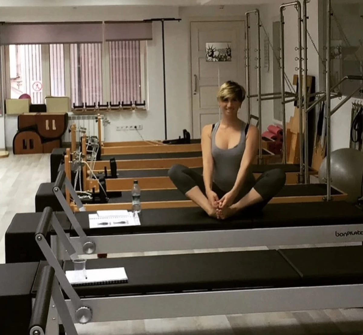 Аніта Луценко у лосинах і майці посиділа на тренажері в залі