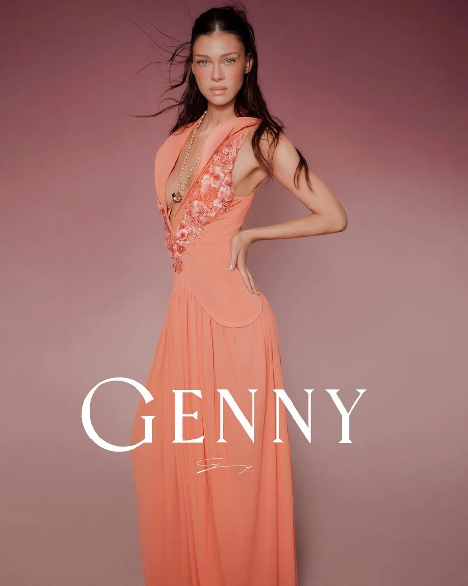 Невістка Бекхемів в декольтованій суні посвітила тілом для реклами