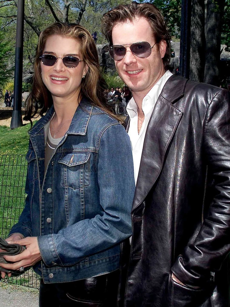 Брук Шилдс попозувала коло чоловіка в образах 90-х