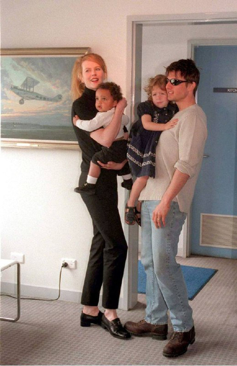Круз і Кідман із прийомними дітьми у 1996-ому