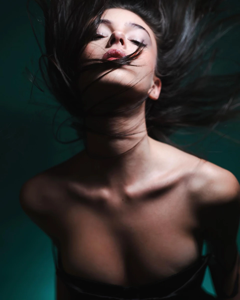 Дівчина похизувалася бюстом та ключицями