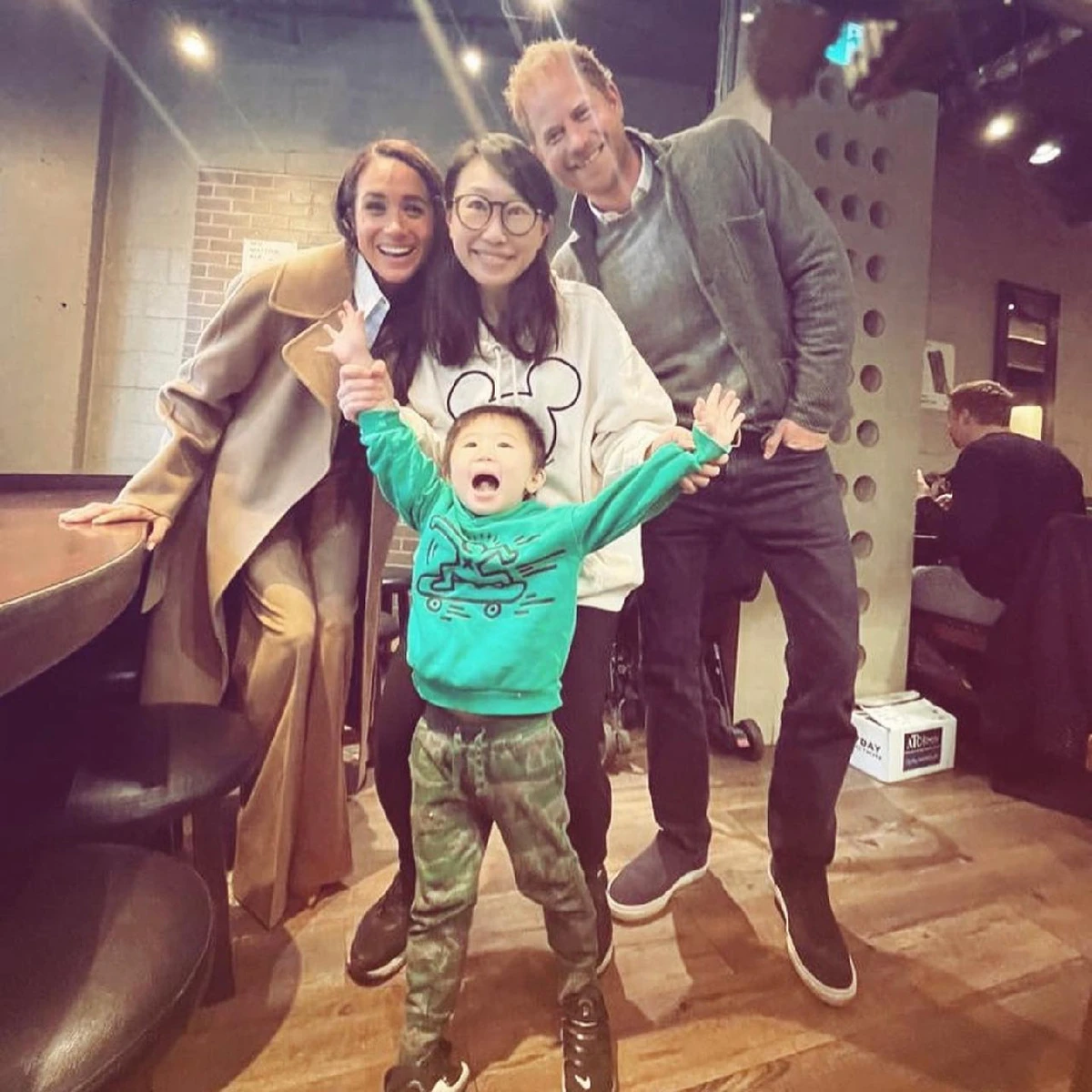 Меган у нюдовому луці та принц Гаррі у кежуалі сфотографувалися з фанаткою та ї сином