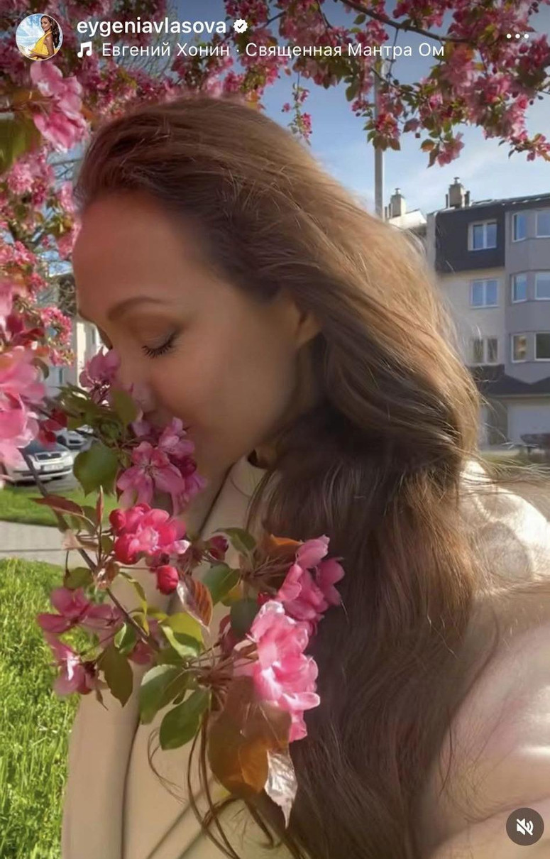 Іменинниця Власова зняла відеоселфі на тлі весняного цвіту