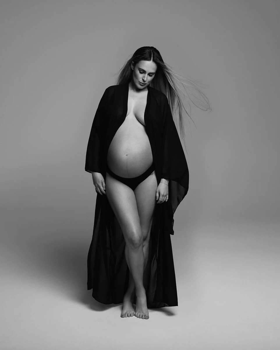 Румер влаштувала щемливу фотосесії перед пологами