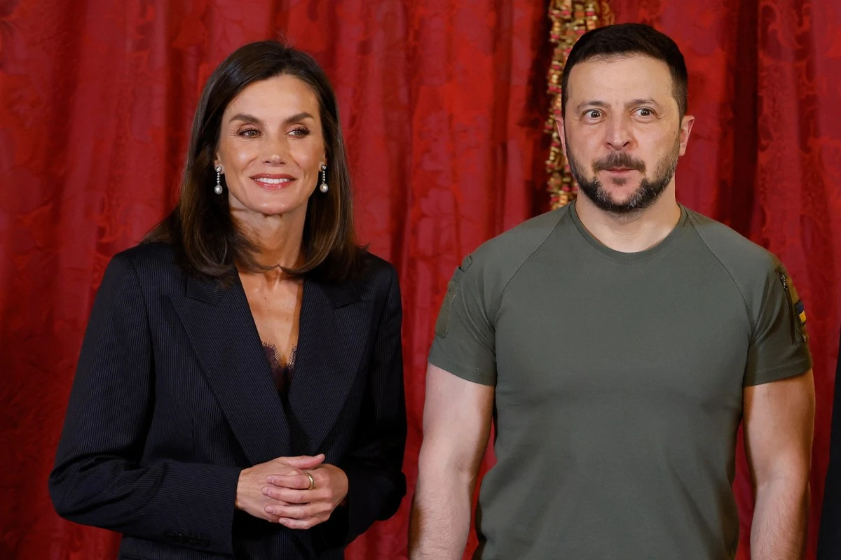 Королева Летісія для зустрічі обрала стриманий темно-синій брючний костюм