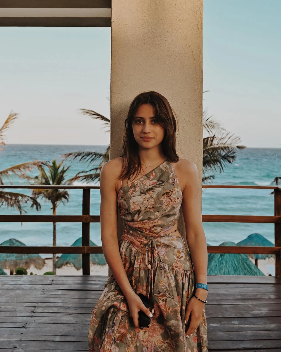 Достеменно невідомо, скільки років дівчині. Але можна припустити, що вона приблизно ровесниця хлопця