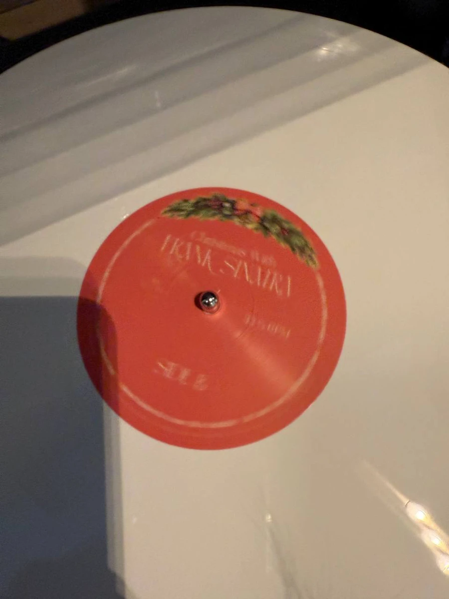 До речі, прикрашали ялинку від Френка Сінатру