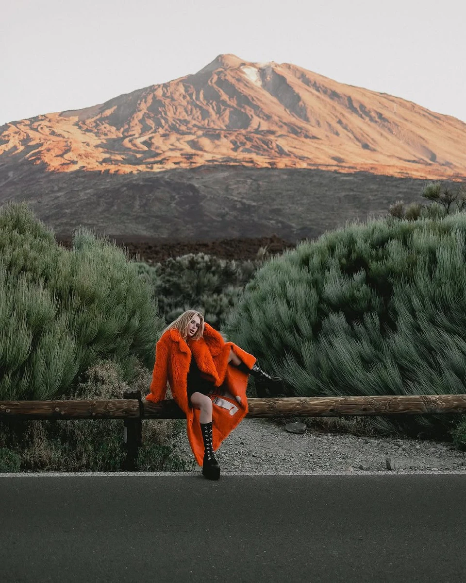 Камінська у хутрі на тлі Вулкану