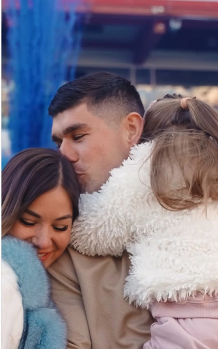 Футболіст Маліновський поцілував вагітну дружину