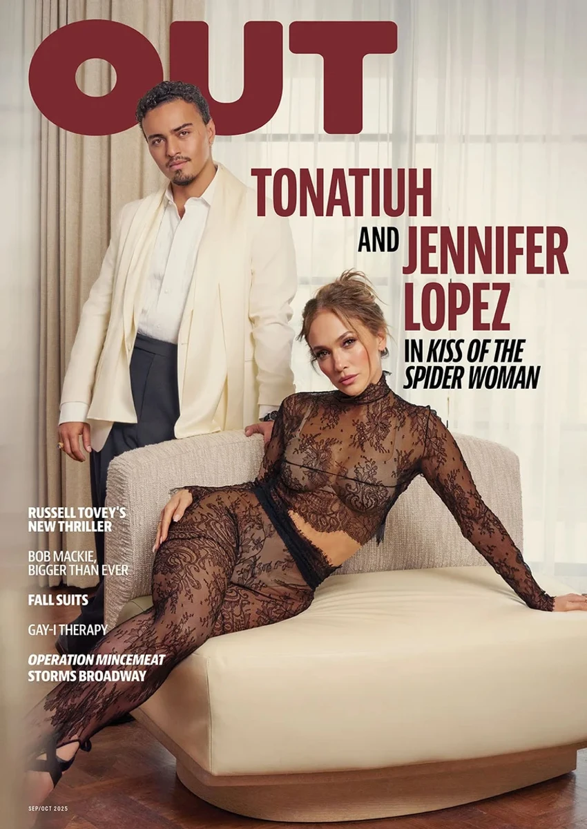 Дженніфер Лопес у прозорому луці попозувала біля відомого актора