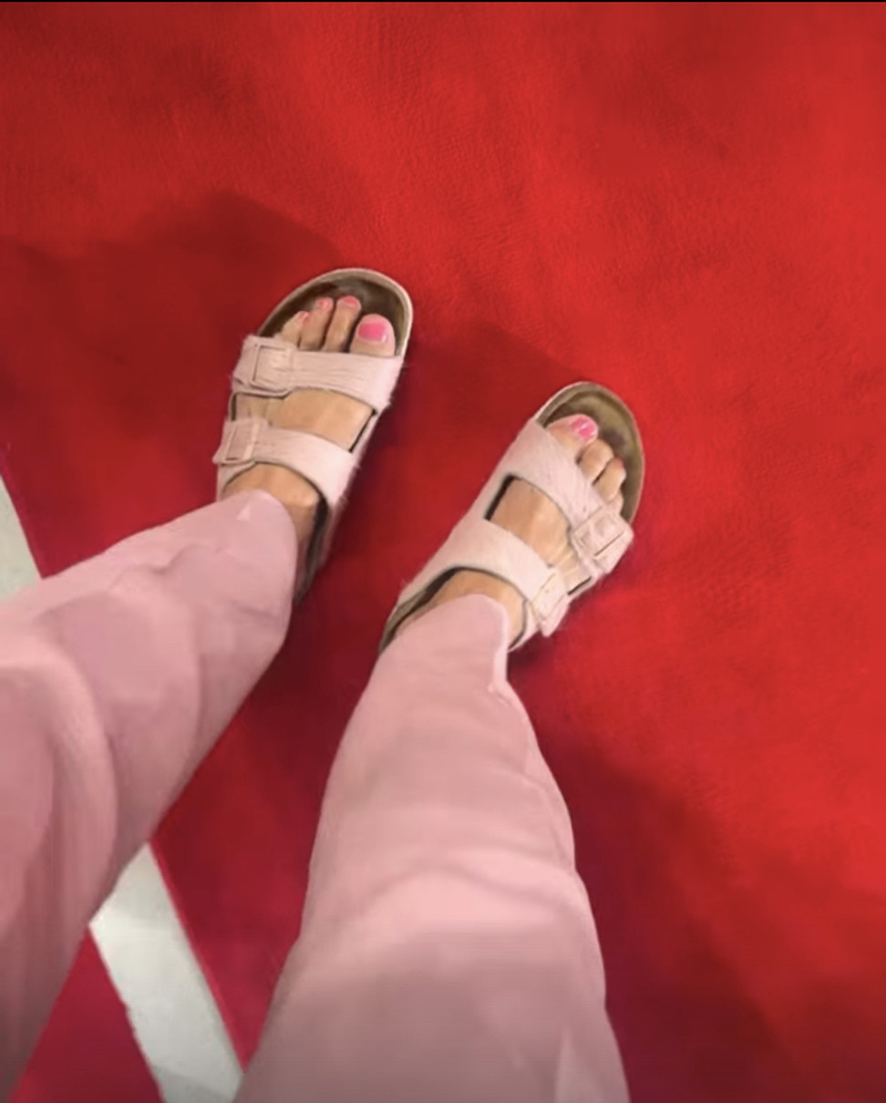 Джейсон Момоа похвалився рожевим педикюром на хіднику у Венеції