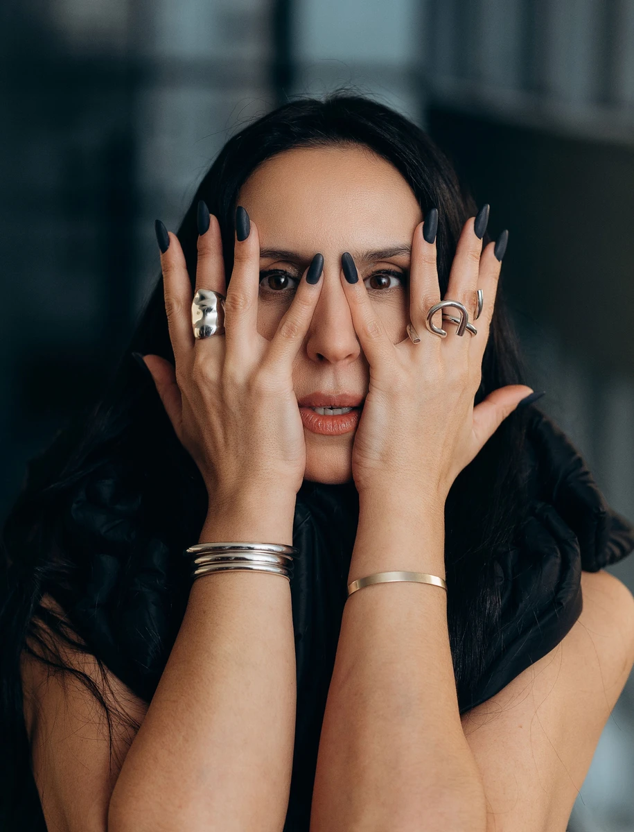 Джамала в срібних каблучках