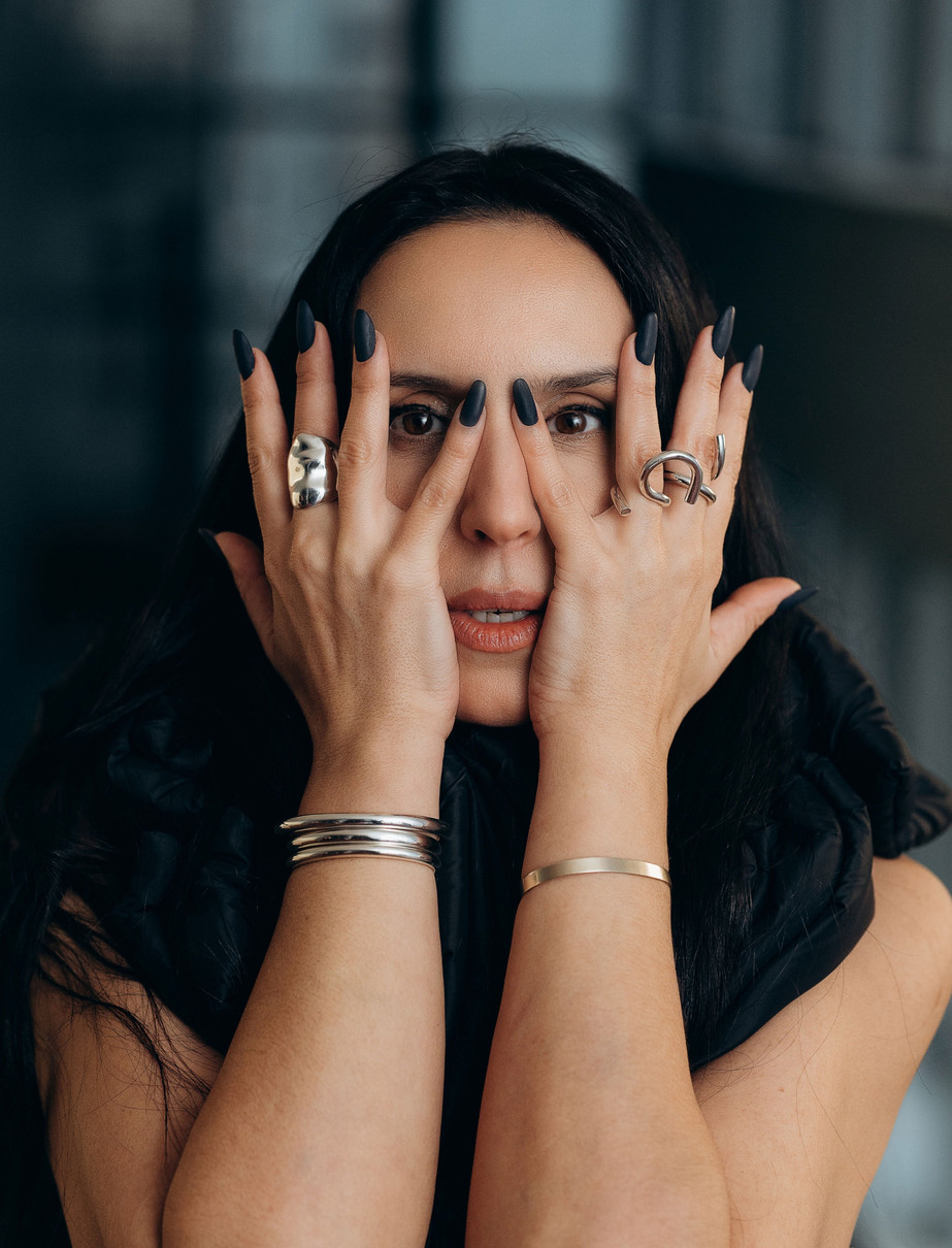 Джамала в срібних каблучках