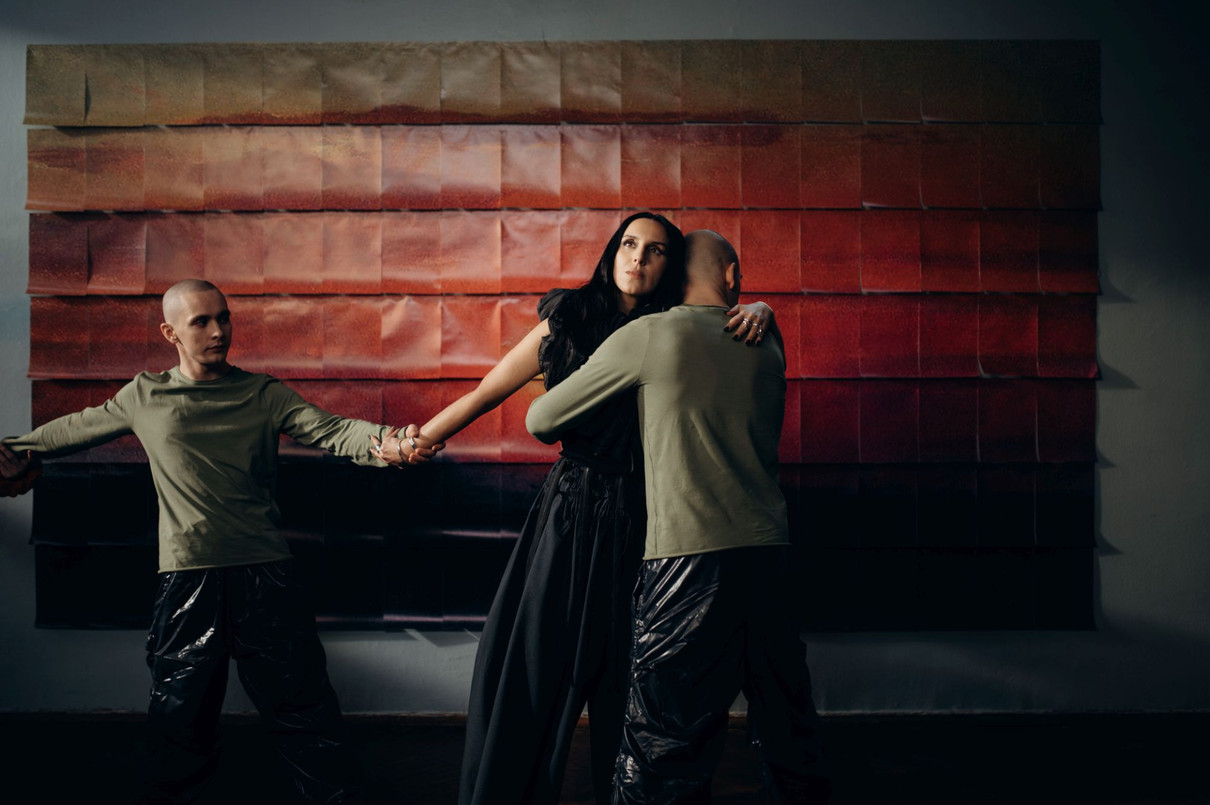 Було важливо, щоб Джамала залишалася собою, але водночас стала частиною цього спільного руху з темряви до тиші, з напруги до чесності, — зазначила команда