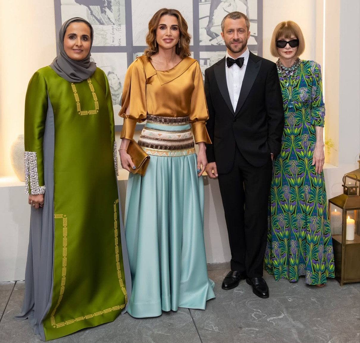 Королева Ранія в ніжній спідниці та шовковій сорочці попозувала на заході