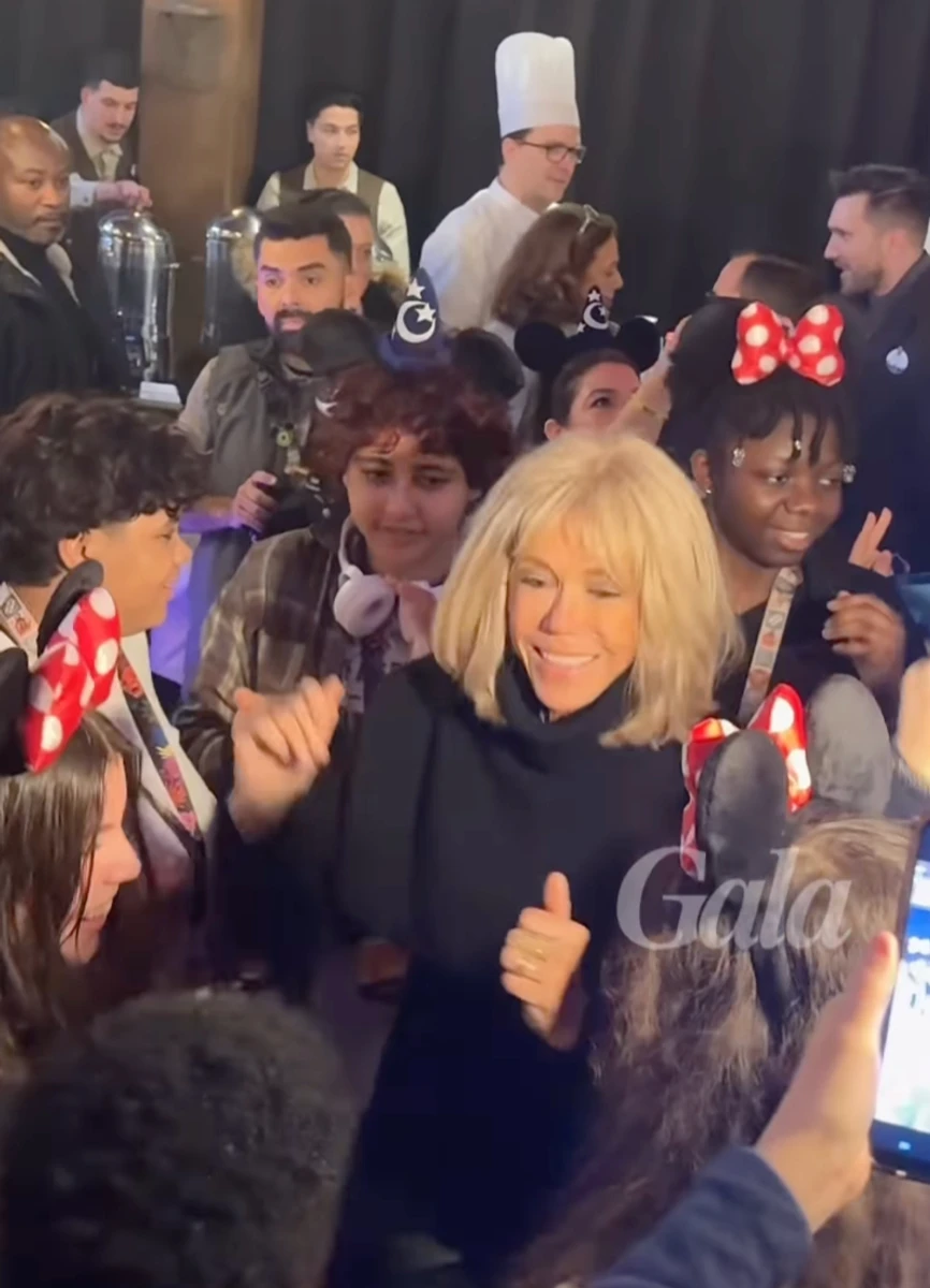 Дружина Емманюеля Макрона потанцювала з хворими дітьми