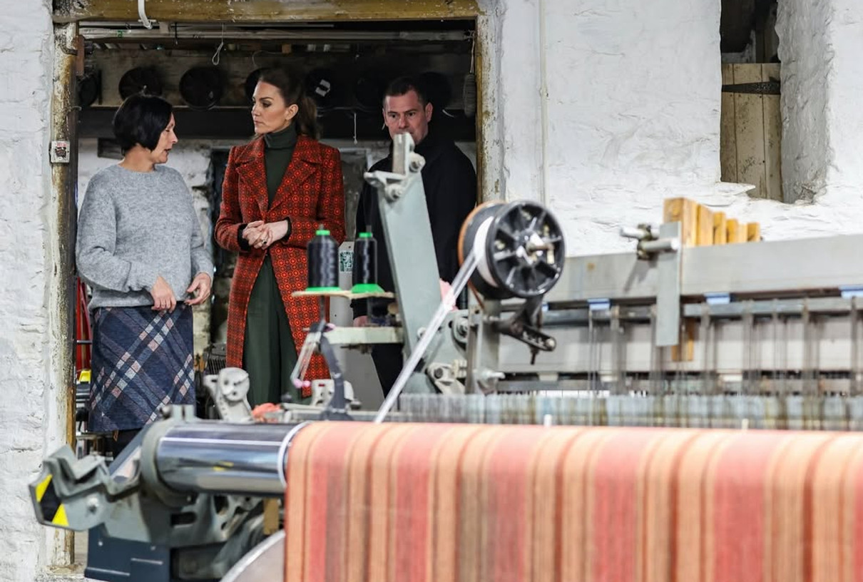 Кейт Міддлтон в стильному луці попозувала на фабриці