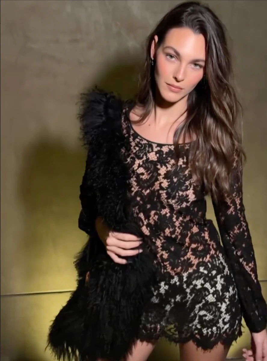 Дівчина ДіКапріо засвітила тоненьку талію у мереживній сукні