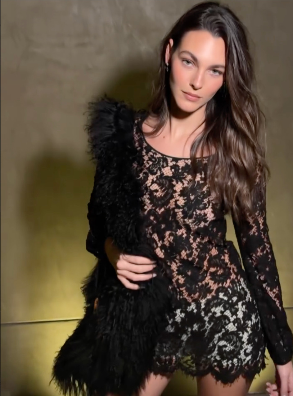 Дівчина ДіКапріо засвітила тоненьку талію у мереживній сукні