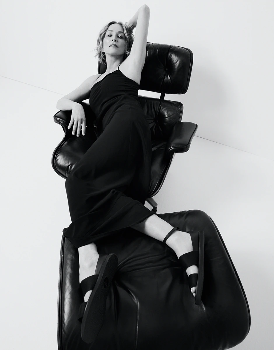 Шерон Стоун у максісукні полежала на кріслі для фото у журналі