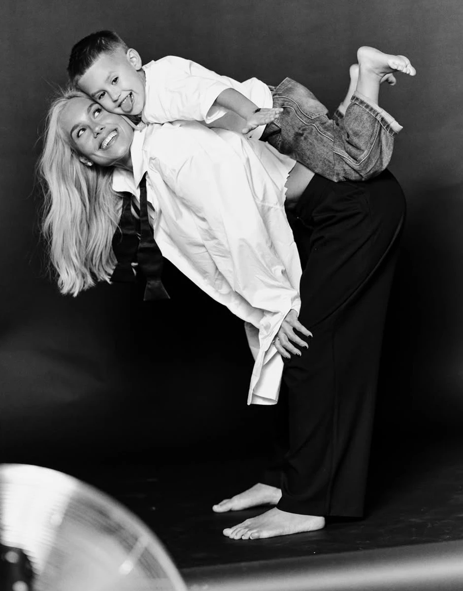 Даша Квіткова закинула сина на спину для смішного фото