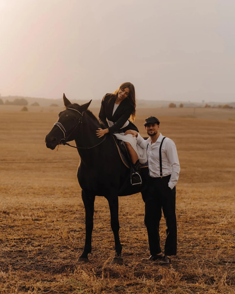 Михайло під час зйомки помацав дружину за стегно