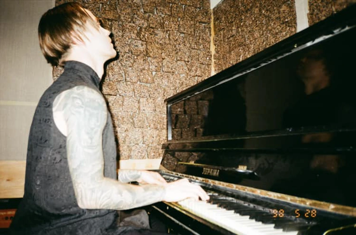 Артем Пивоваров в юності за піаніно