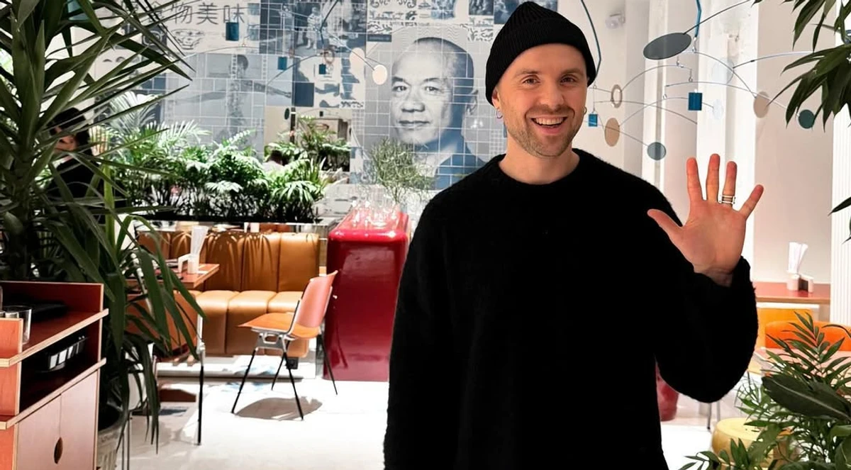 Міша Кацурін позує для фото