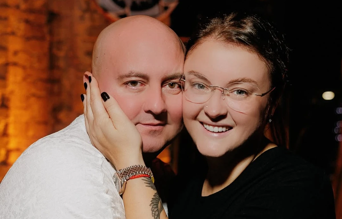 Вікторія Ткач та Юрій Ткач обіймаються