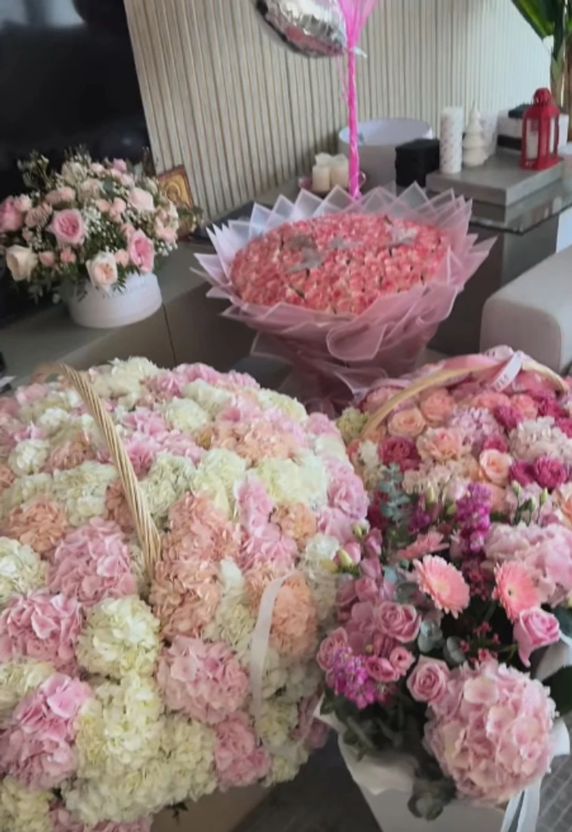 Санта Дімопулос показала квіти на своє 38-річчя