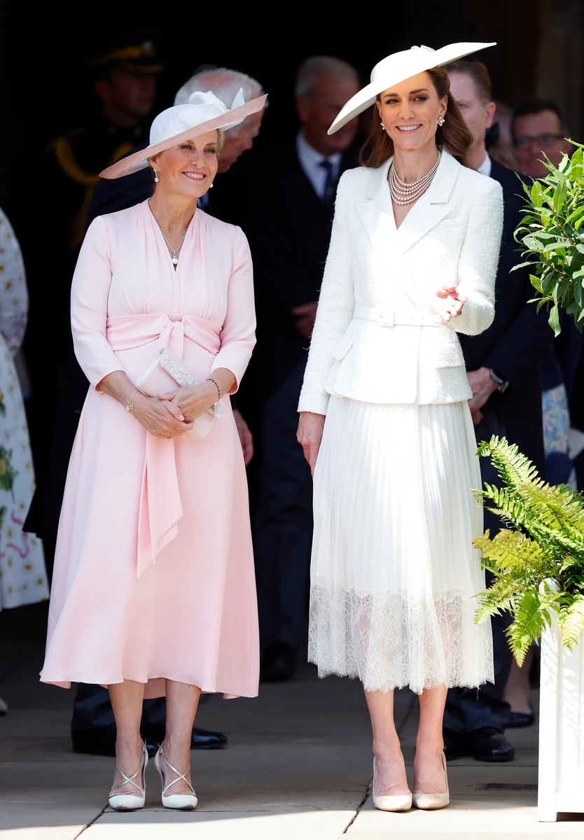 Кейт Міддлтон у ніжній сукні з шифону показалася на заході