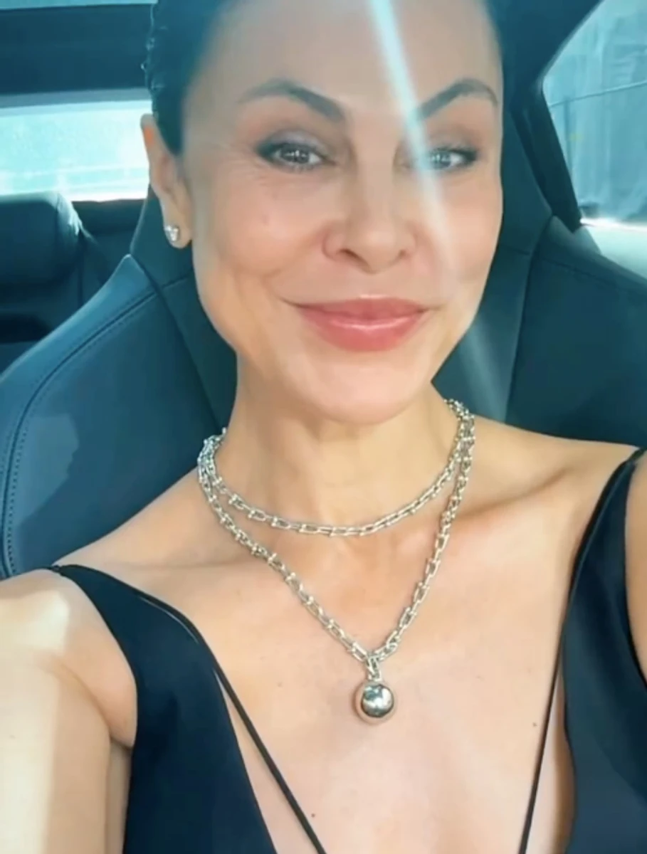 Ексдружина Кличка наробила ефектних селфі з прикрасами на шиї