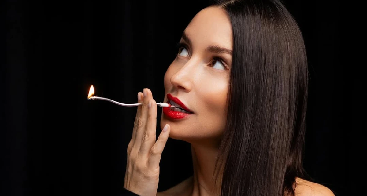 Марина Арістова зі свічкою біля губ попозувала з нагоди 40-річчя