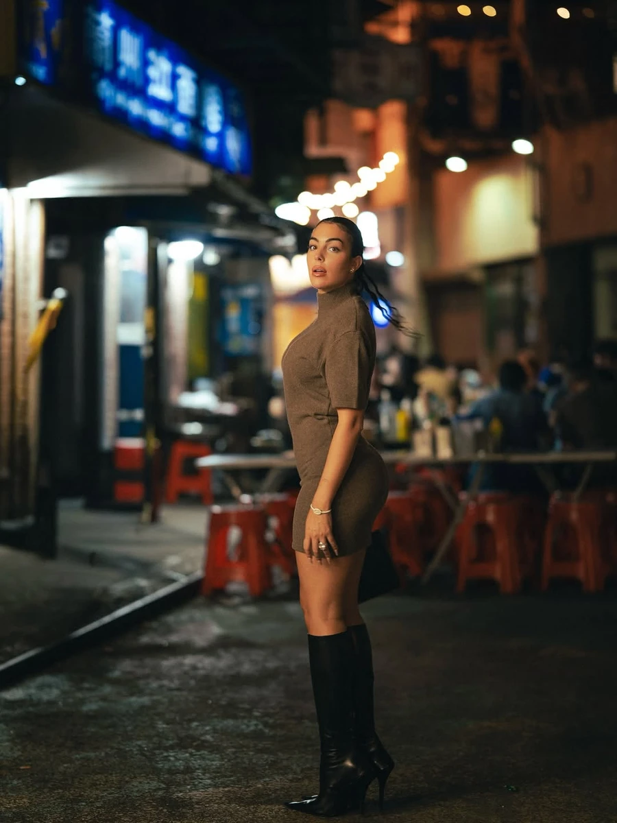 Наречена Роналду в міні наробила ефектних фото вночі у Нью-Йорку