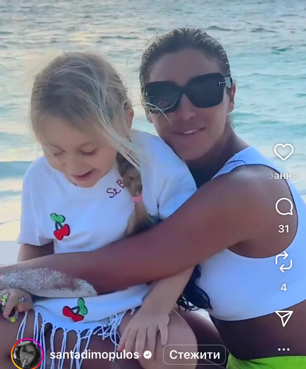 Санта Дімопулос з дочкою на фото