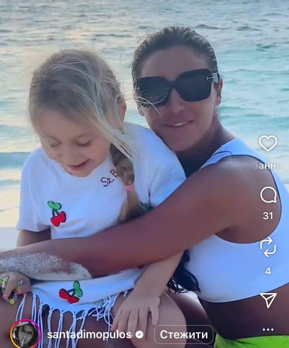Санта Дімопулос з дочкою на фото