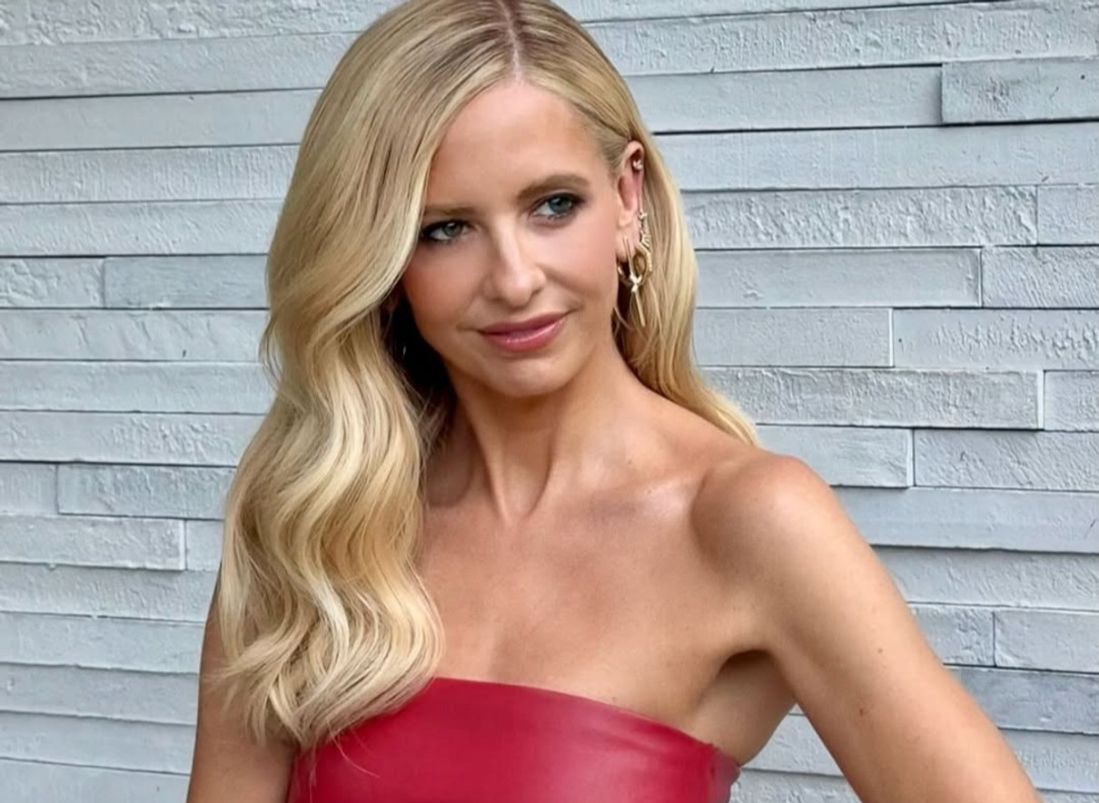 Сара Мішель Геллар позує для фото