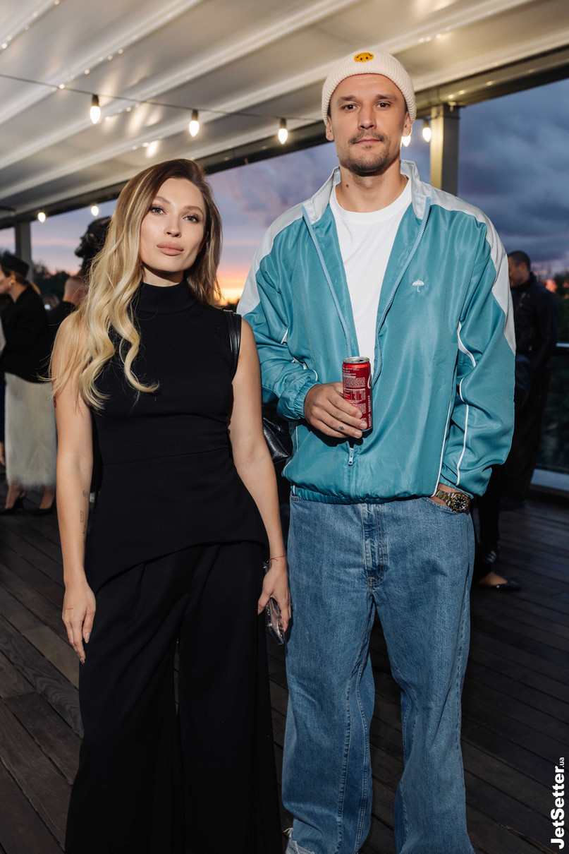 Олена Світлицька і Тарас Цимбалюк у стильних луках попозували на кінофестивалі ОМКФ