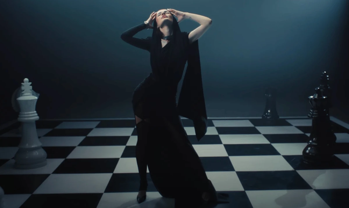 Мамаріка елегантно потанцювала в кліпі з Омаргалієвою