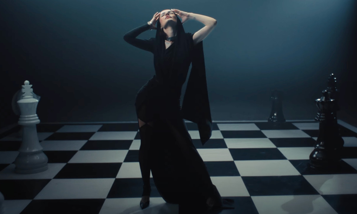 Мамаріка елегантно потанцювала в кліпі з Омаргалієвою