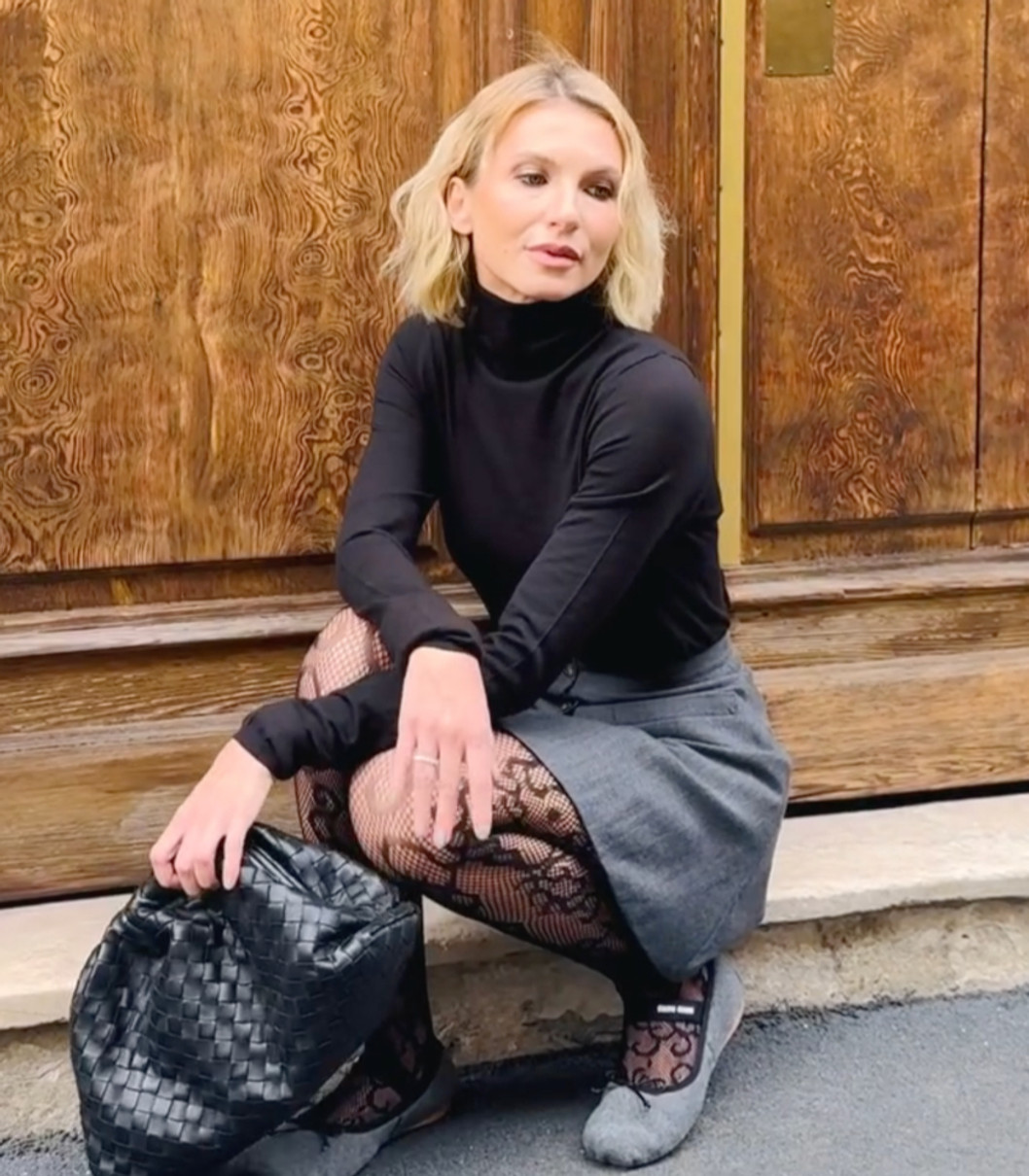 Єлизавета Юрушева у спідничці грайливо посиділа для фото в Італії