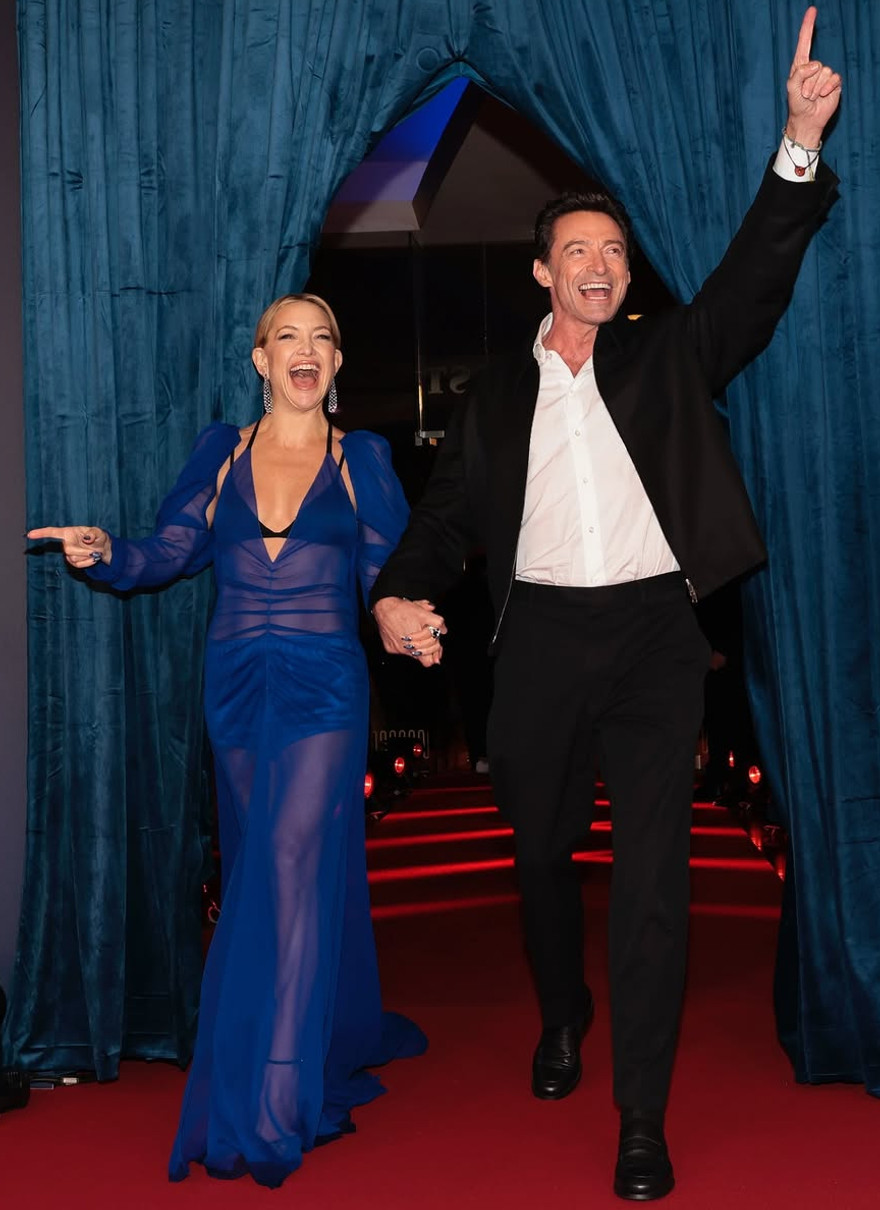 Кейт Хадсон і Х'ю Джекман за ручку попозували на хіднику своєї кінопрем'єри